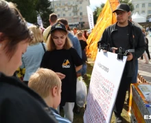 В центре Екатеринбурга собрались толпы горожан. 