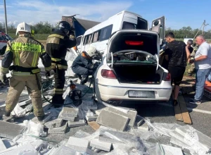 На Кубани автобус попал в ДТП с легковушкой и грузовиком