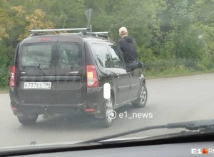 Под Екатеринбургом засняли отчаянного водителя, который катал подростка в окне машины