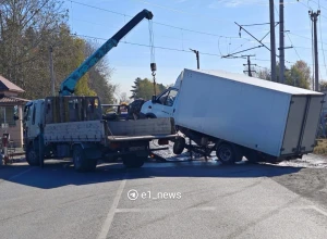 Под Екатеринбургом газелист въехал на закрытый ж/д переезд. 