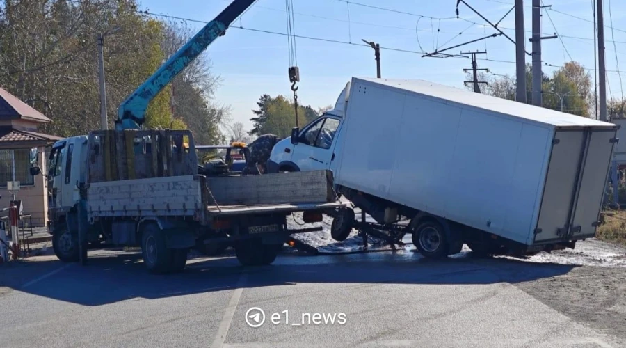 Под Екатеринбургом газелист въехал на закрытый ж/д переезд. 