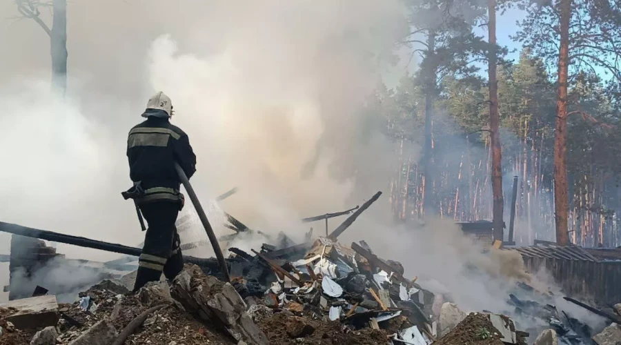 Во Владимире загорелись хозпостройки.