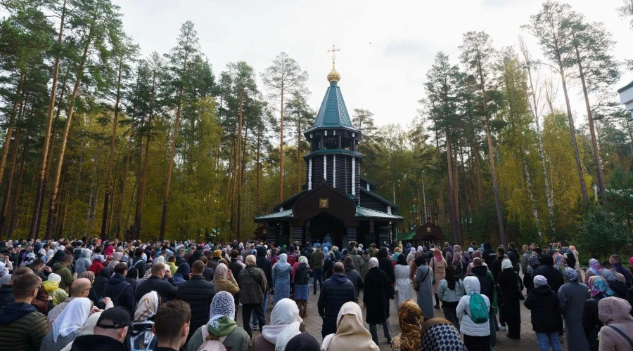 В монастырь на Ганину Яму приехали больше полутора тысяч верующих