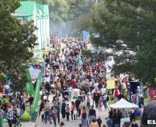 В центре Екатеринбурга собрались толпы горожан. 