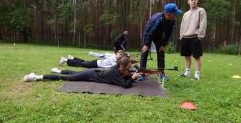 Продолжаются учебно-тренировочные занятия по стрельбе в лагере Спутник